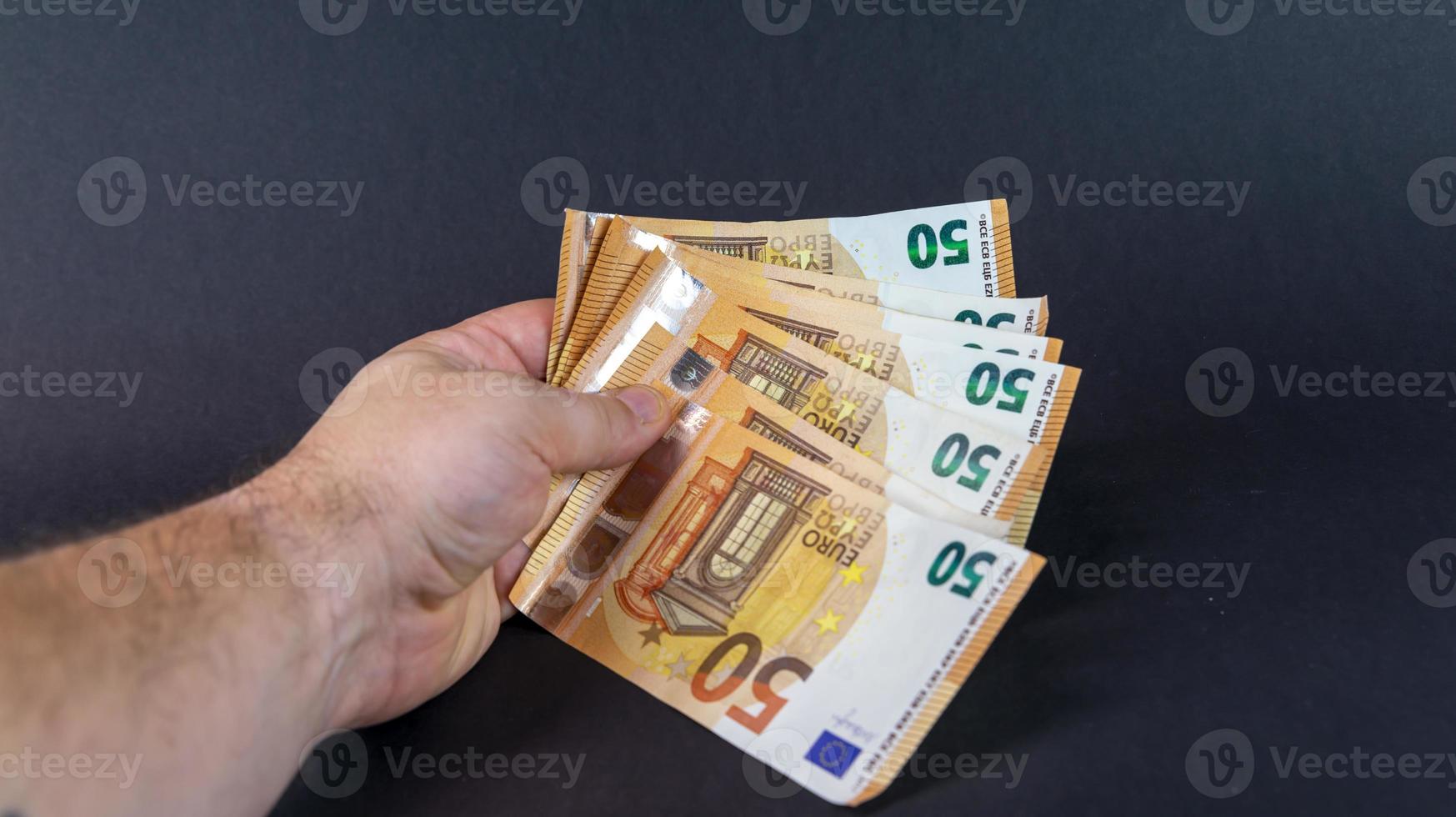 Mann mit 50-Euro-Banknoten foto