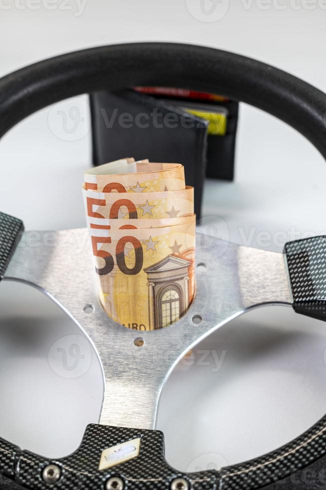 Sport-Rennlenkrad mit 50-Euro-Banknoten foto