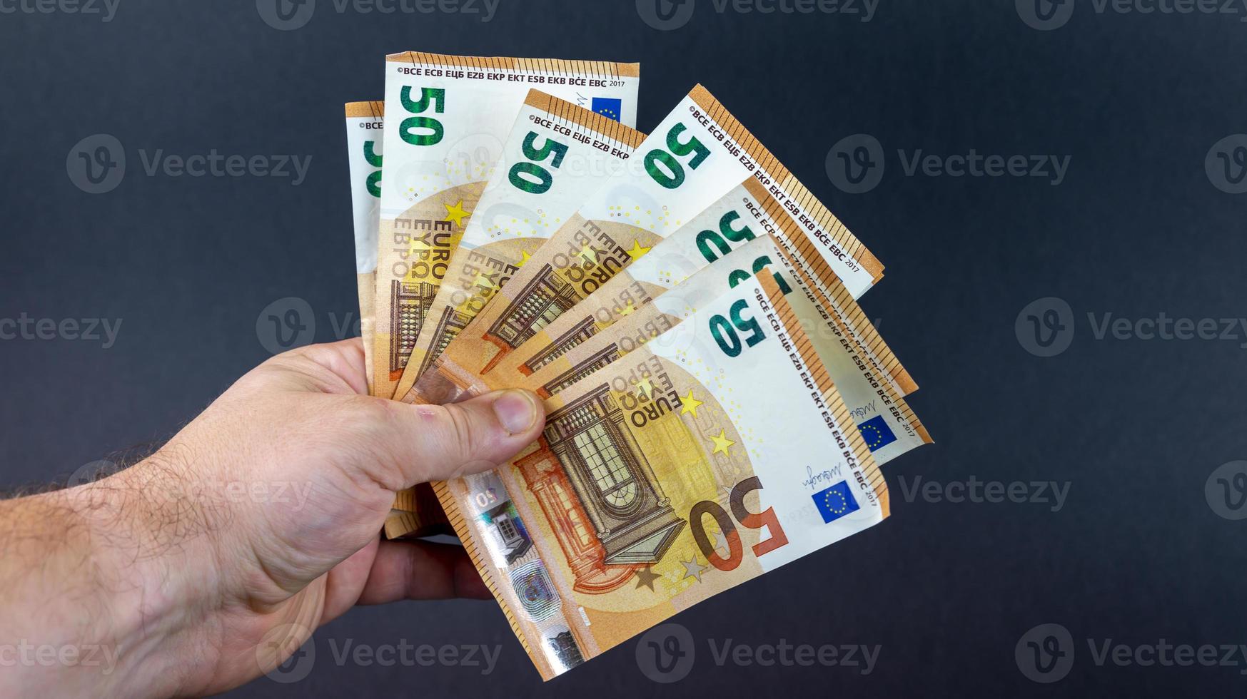 Mann mit 50-Euro-Banknoten foto