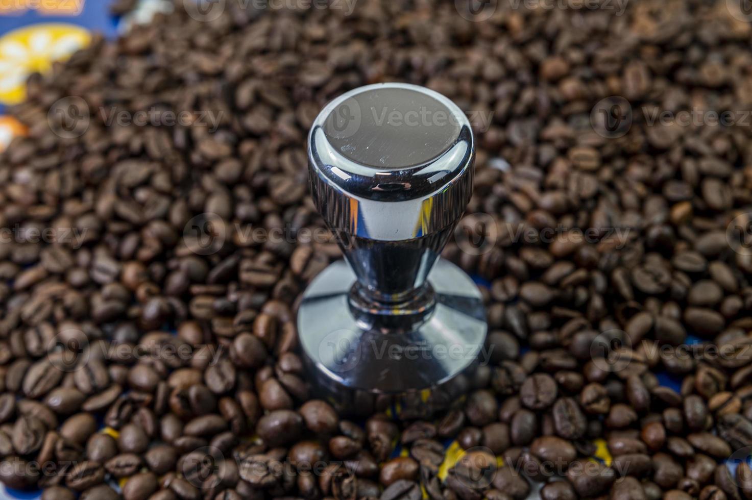 Kaffeebohnen mit Stahlkaffeepresse foto