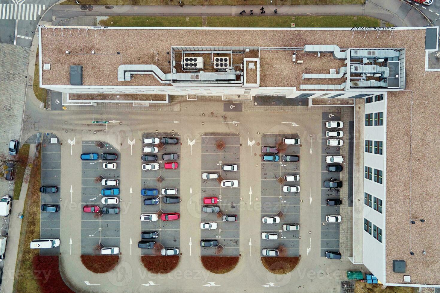 luftaufnahme des parkplatzes in der nähe des modernen hausgebäudes foto