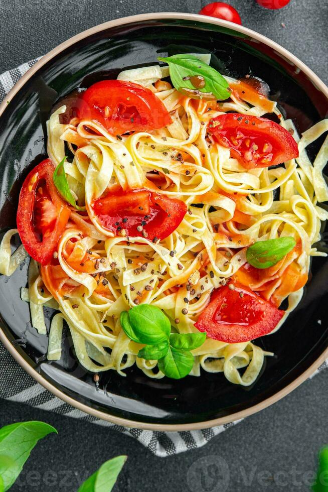 Pasta Tomate Tagliatelle Mahlzeit frisch Essen Snack auf das Tabelle Kopieren Raum Essen Hintergrund rustikal oben Aussicht foto