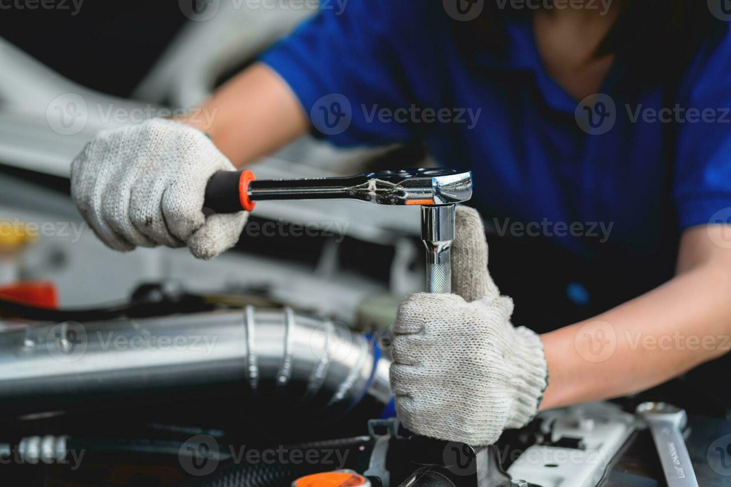 Mechaniker Überprüfung Motor Öl im Auto Reparatur Geschäft. Nahansicht von ein Mechaniker reparieren ein Motor im ein Garage. Mechaniker im ein Auto Reparatur Bedienung Center. foto