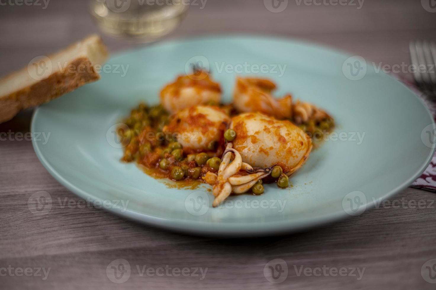 Tintenfisch-Erbsen-Gericht Zusammensetzung foto