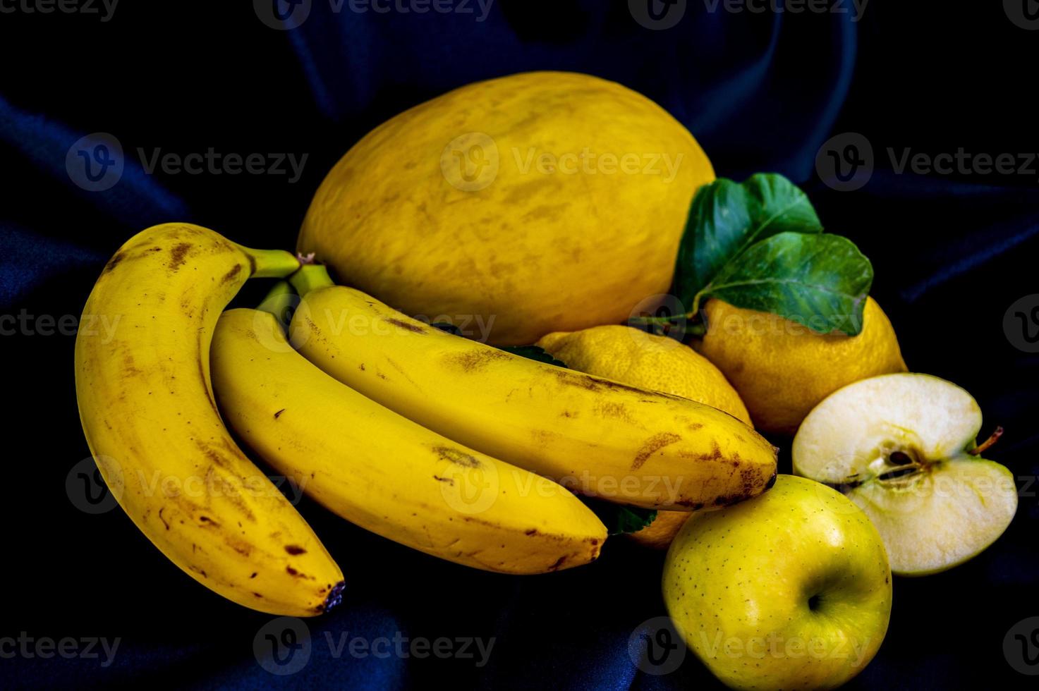 gelbe Frucht auf schwarzem Hintergrund foto