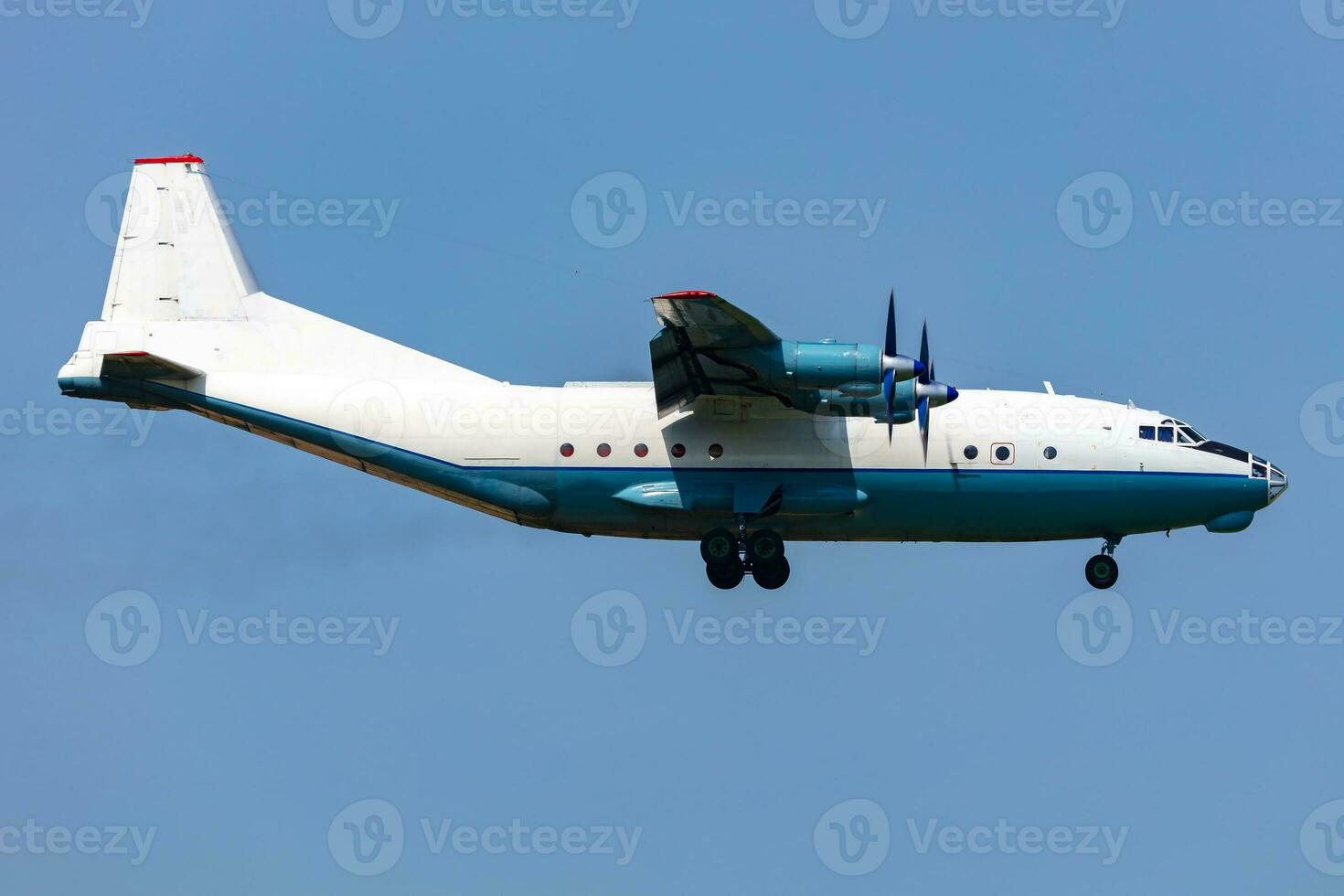 ohne Titel Ladung Flugzeug beim Flughafen. Luftfahrt Industrie und Flugzeug. Luft Transport und Flug Reise. International Transport. fliegen und fliegend. kreativ Fotografie. foto