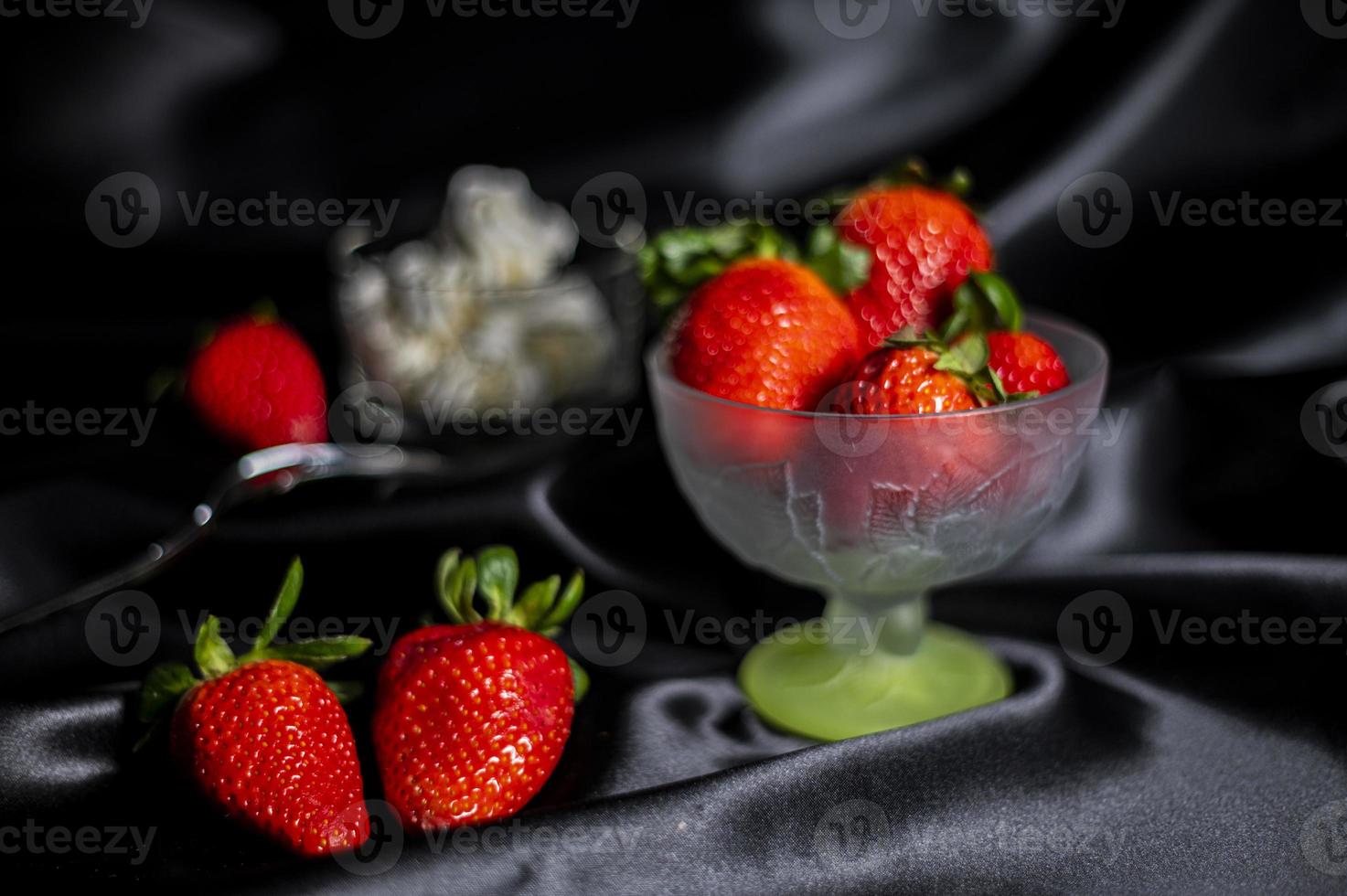 Tasse reife Erdbeeren auf schwarzem Hintergrund foto