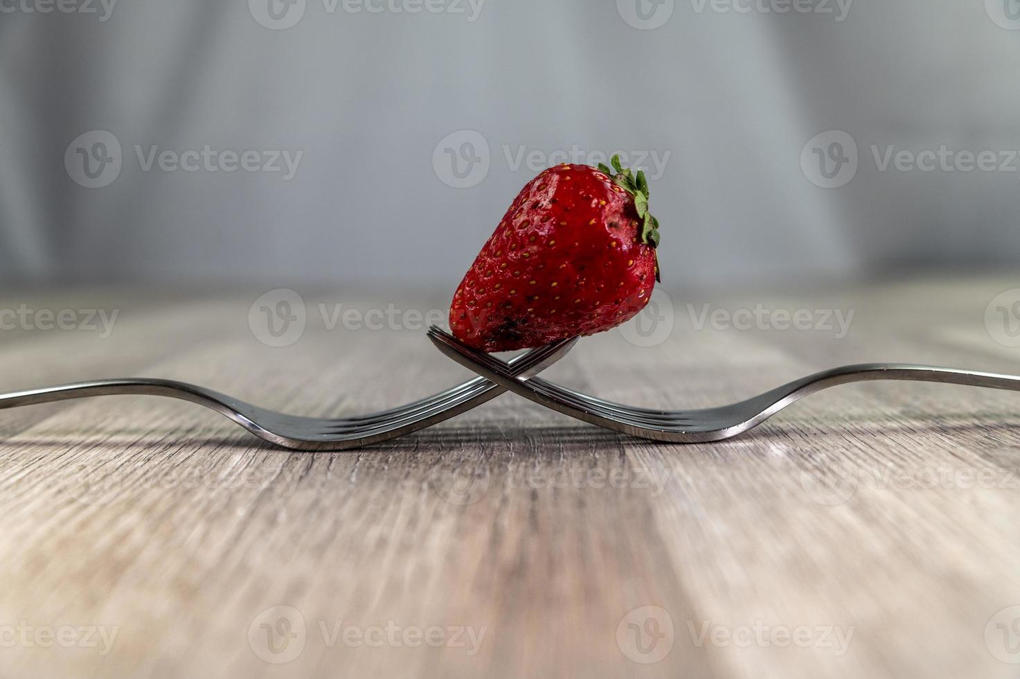 Komposition mit Erdbeere und Gabeln foto