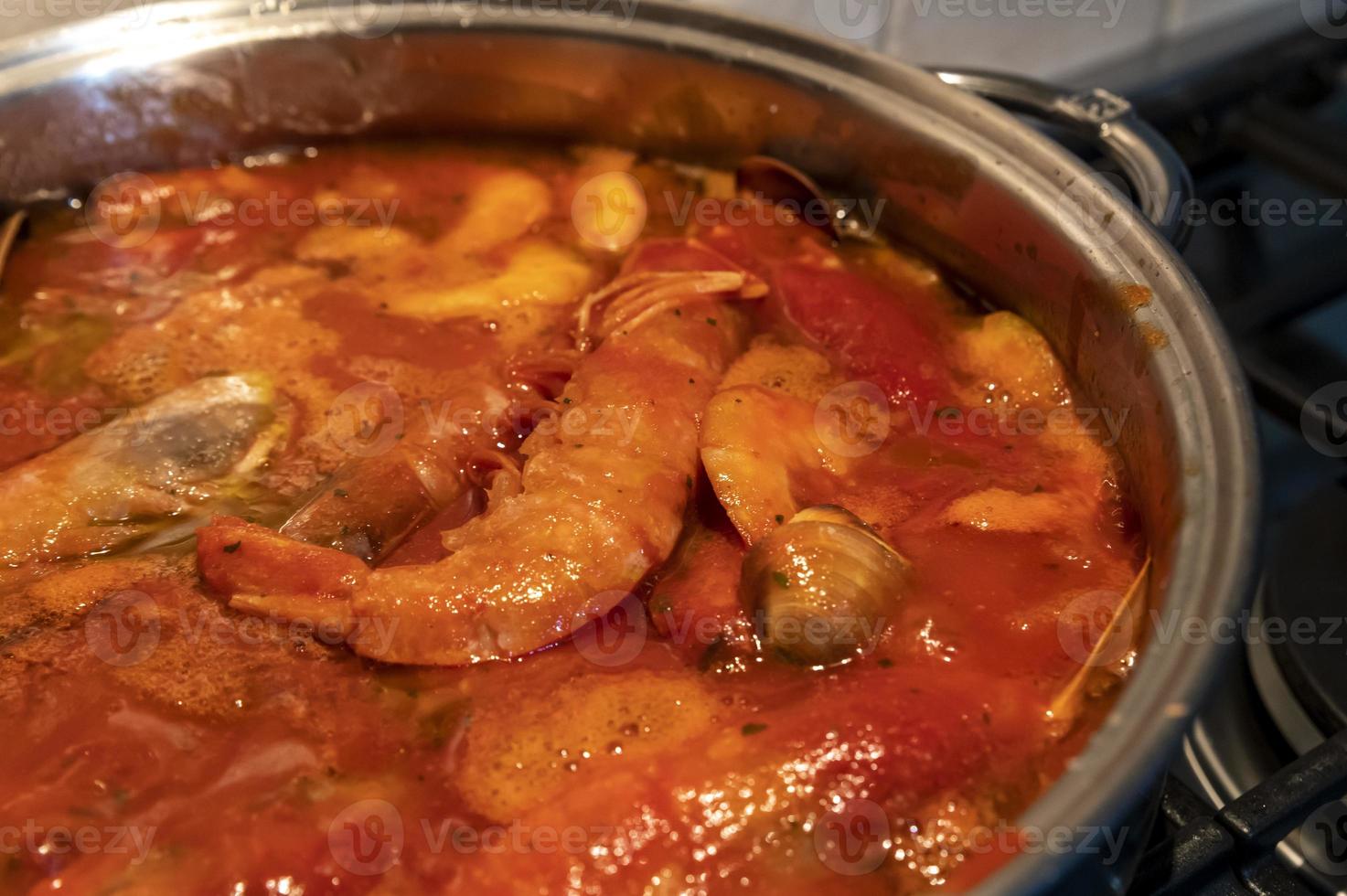 Tomaten-Fischsuppe mit Meeresfrüchten foto