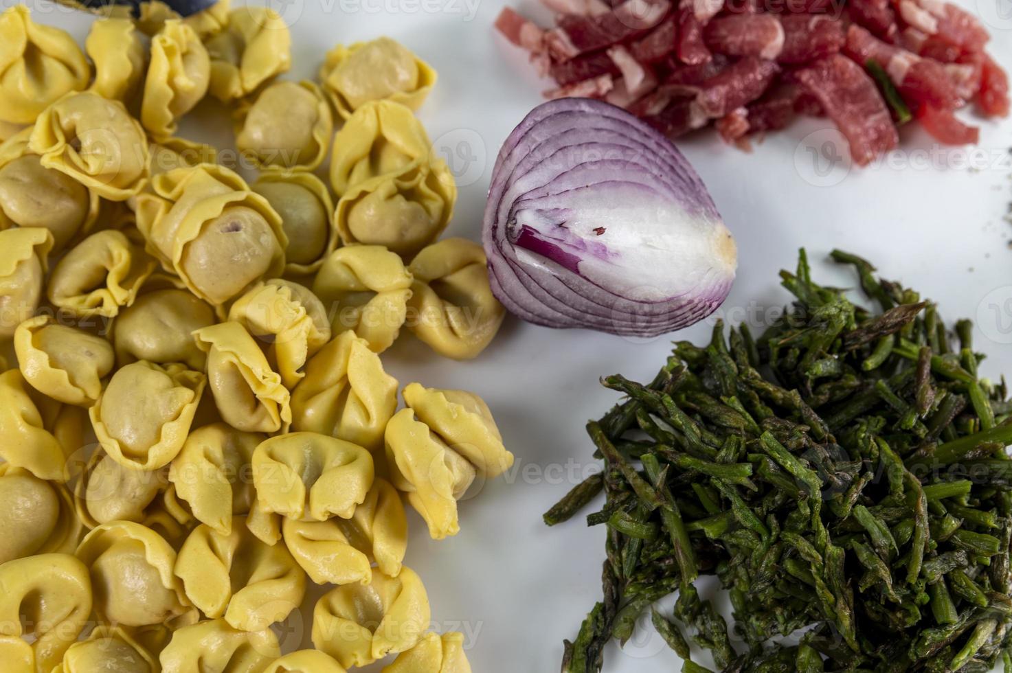 Zutaten für Cappelletti, Speck und Spargel foto