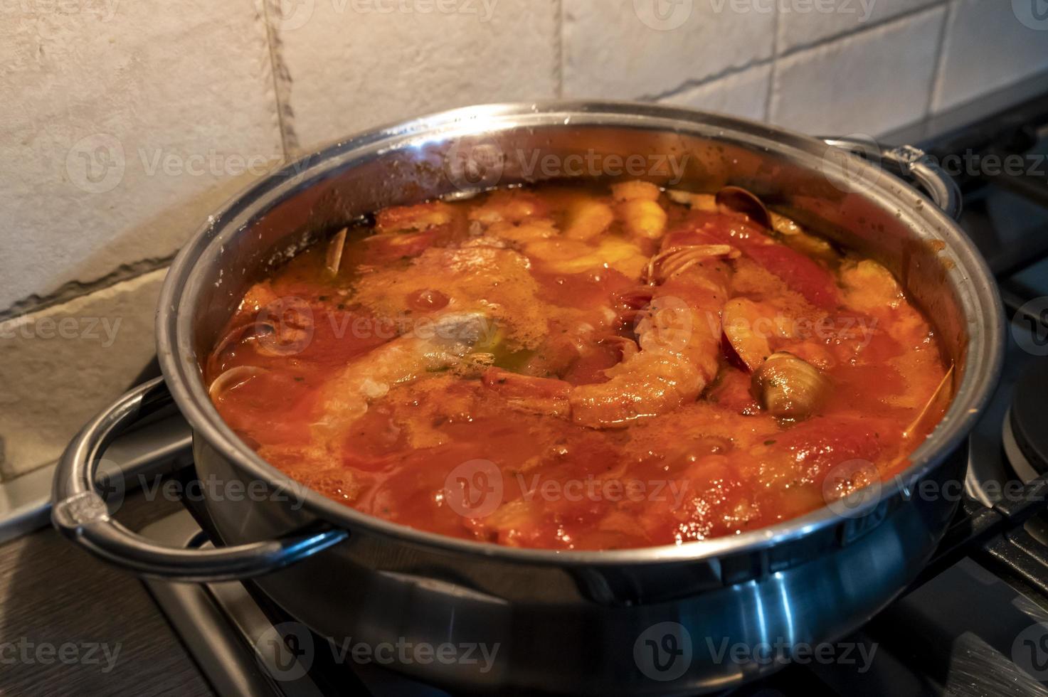 Tomaten-Fischsuppe mit Meeresfrüchten foto