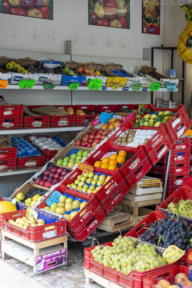 Obst zum Verkauf in einem Gemüseladen foto