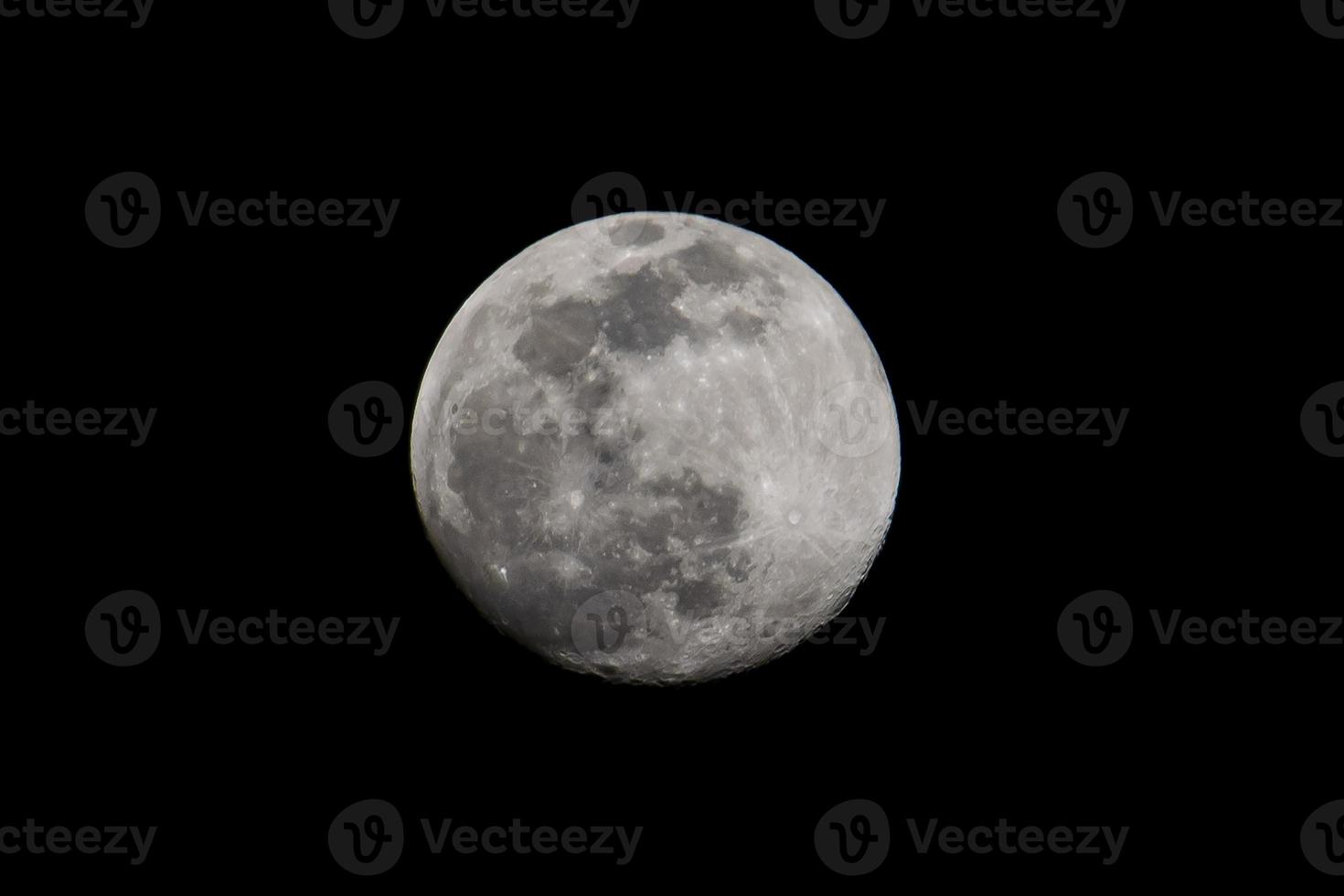 Vollmond ist gerade am Himmel aufgegangen foto