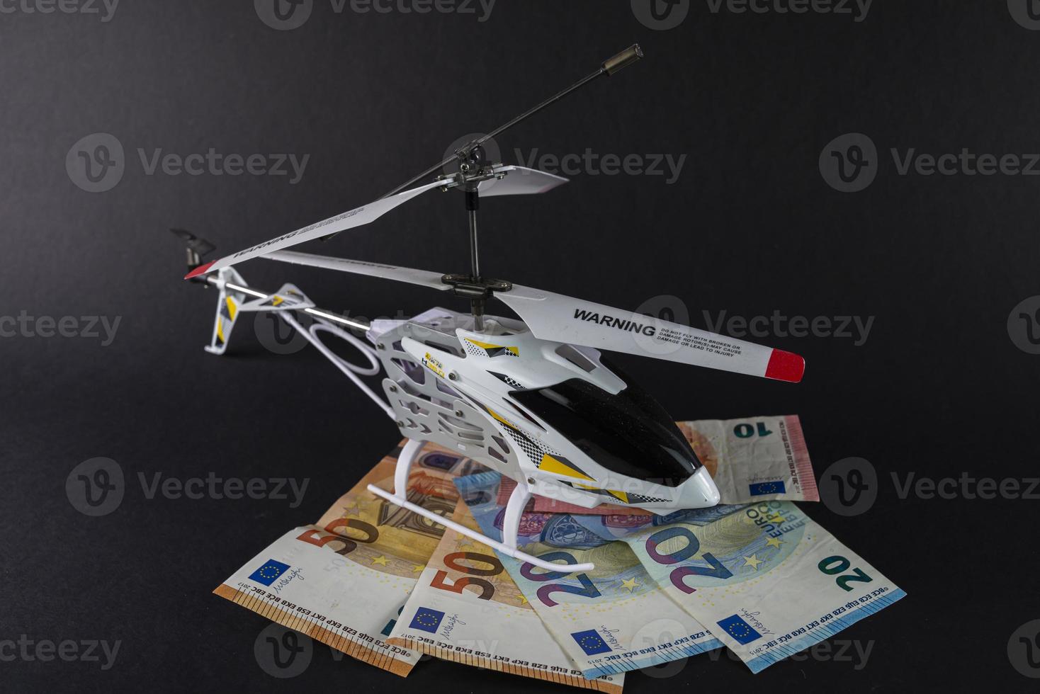 Modellhubschrauber auf Euro-Banknoten verschiedener Stückelungen foto