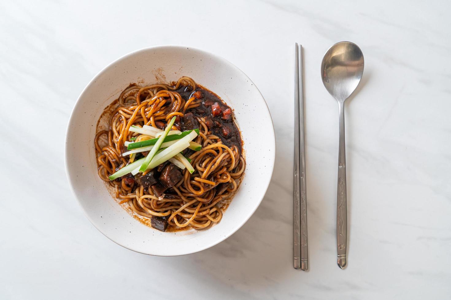 jajangmyeon oder jjajangmyeon sind koreanische Nudeln mit schwarzer Soße foto