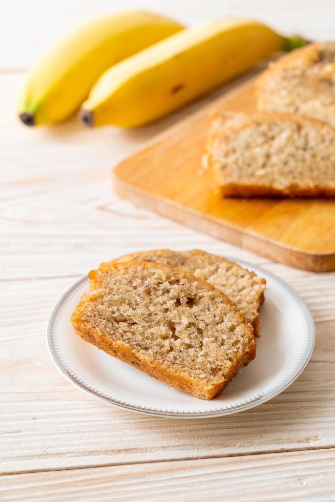 hausgemachtes Bananenbrot in Scheiben geschnitten foto