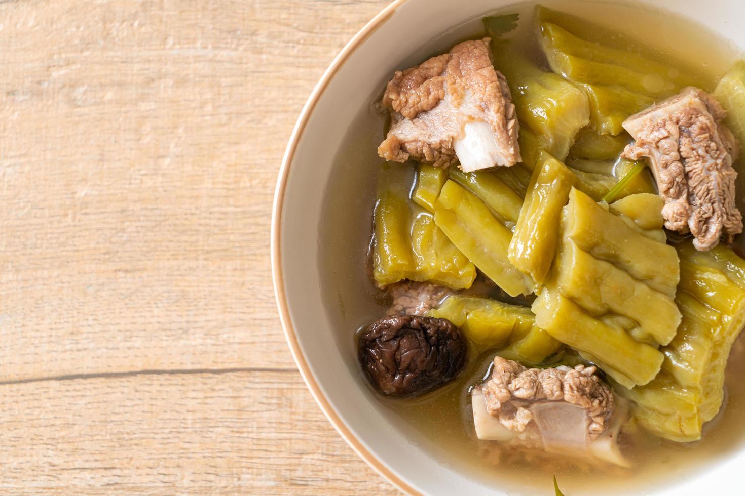 bitterer Kürbis mit Schweinerippchensuppe foto