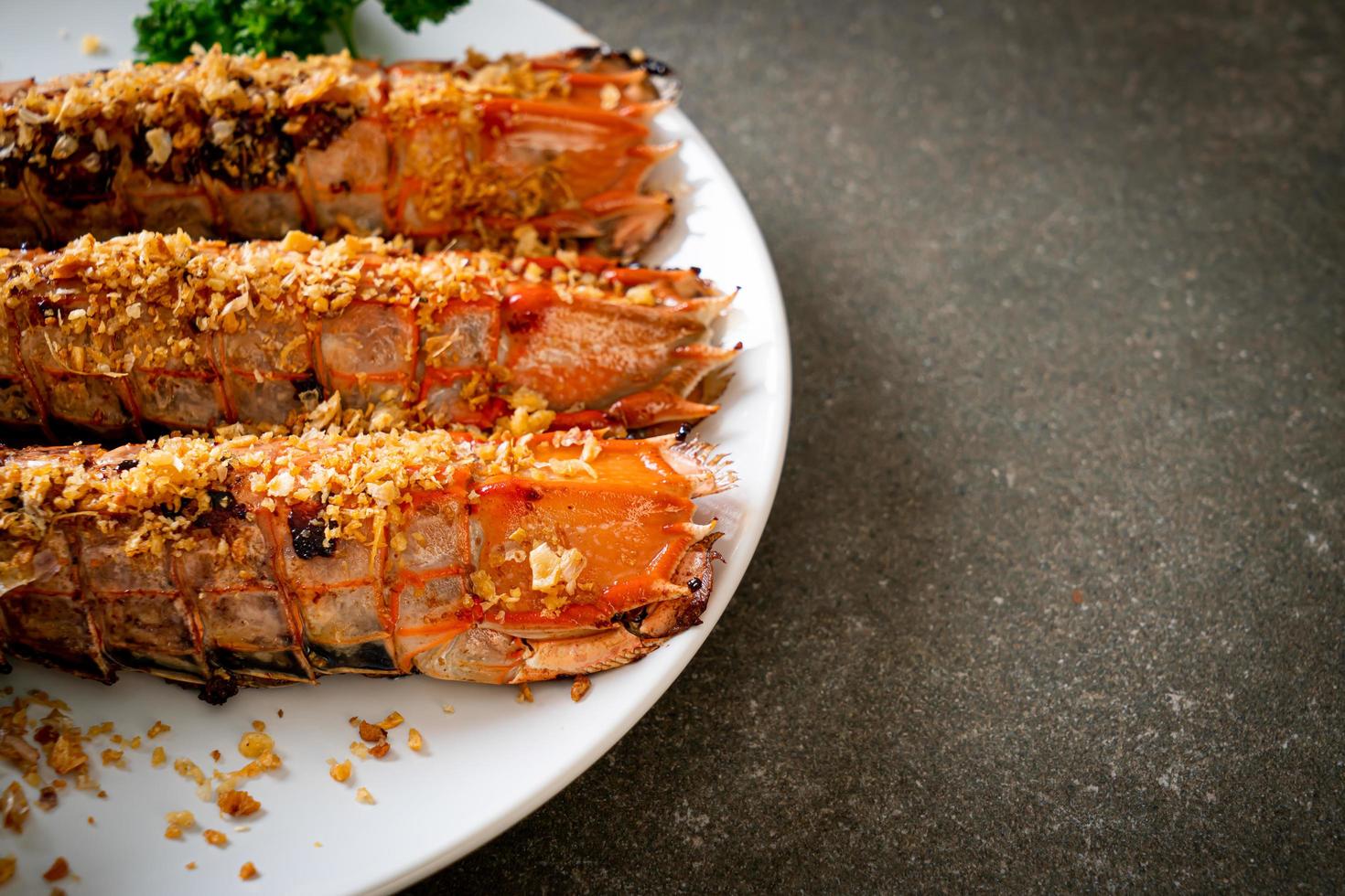 gebratene Fangschreckenkrebse mit Knoblauch foto