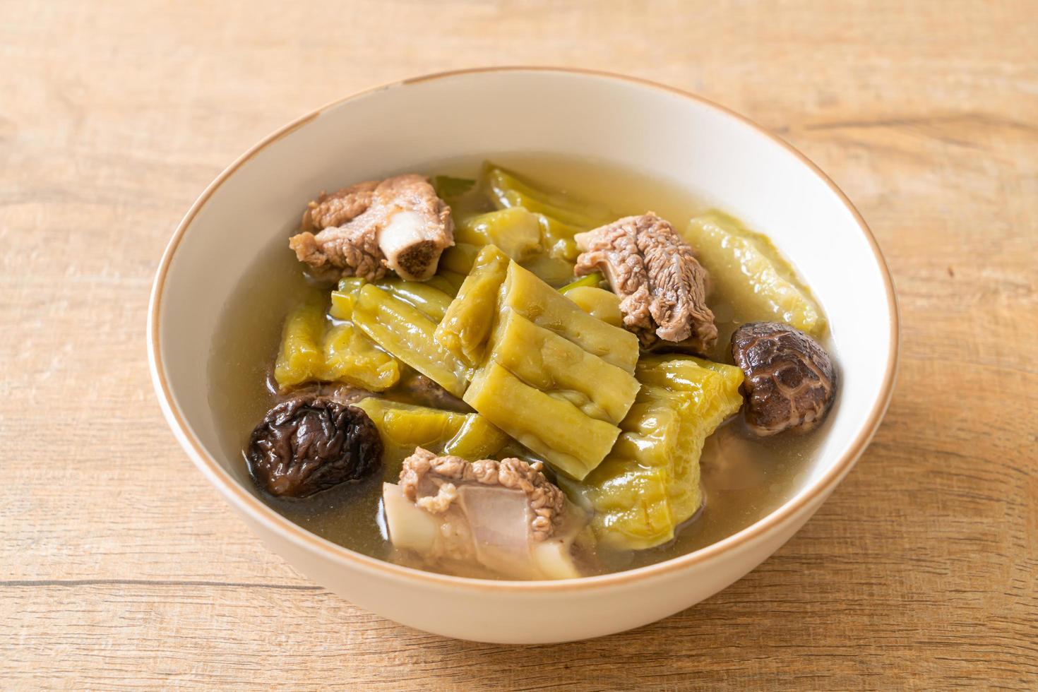 bitterer Kürbis mit Schweinerippchensuppe foto