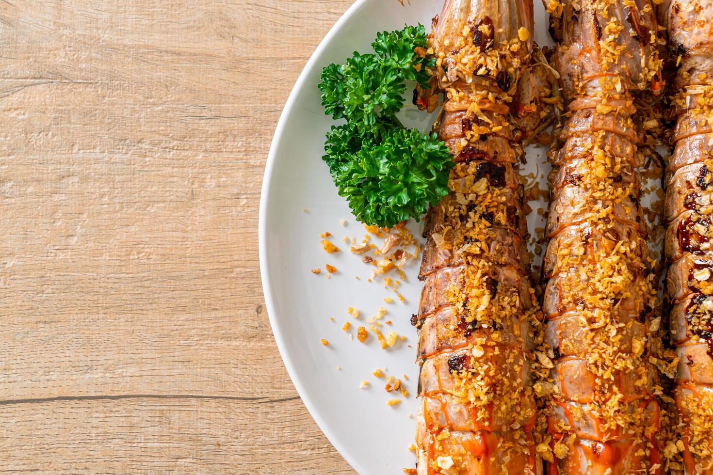 gebratene Fangschreckenkrebse mit Knoblauch foto