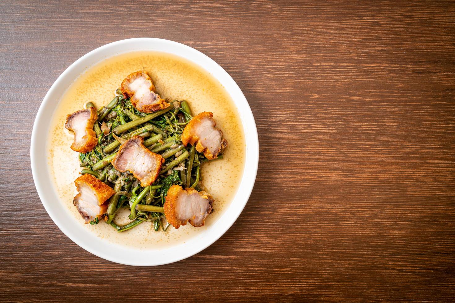 gebratene Wassermimose mit knusprigem Schweinebauch foto