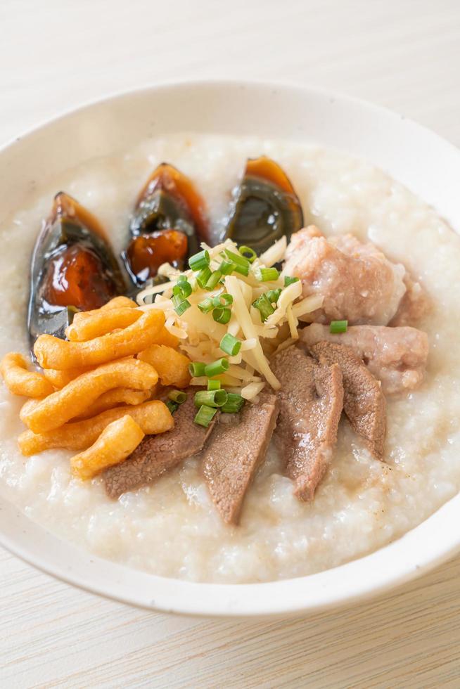 Congee oder Porridge mit Schweinefleisch foto