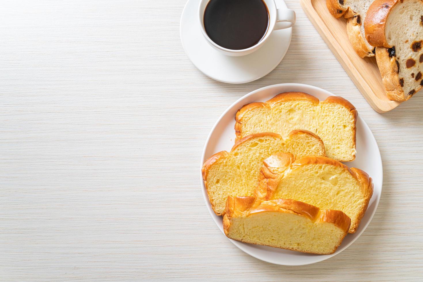 Süßkartoffelbrot mit Kaffee foto