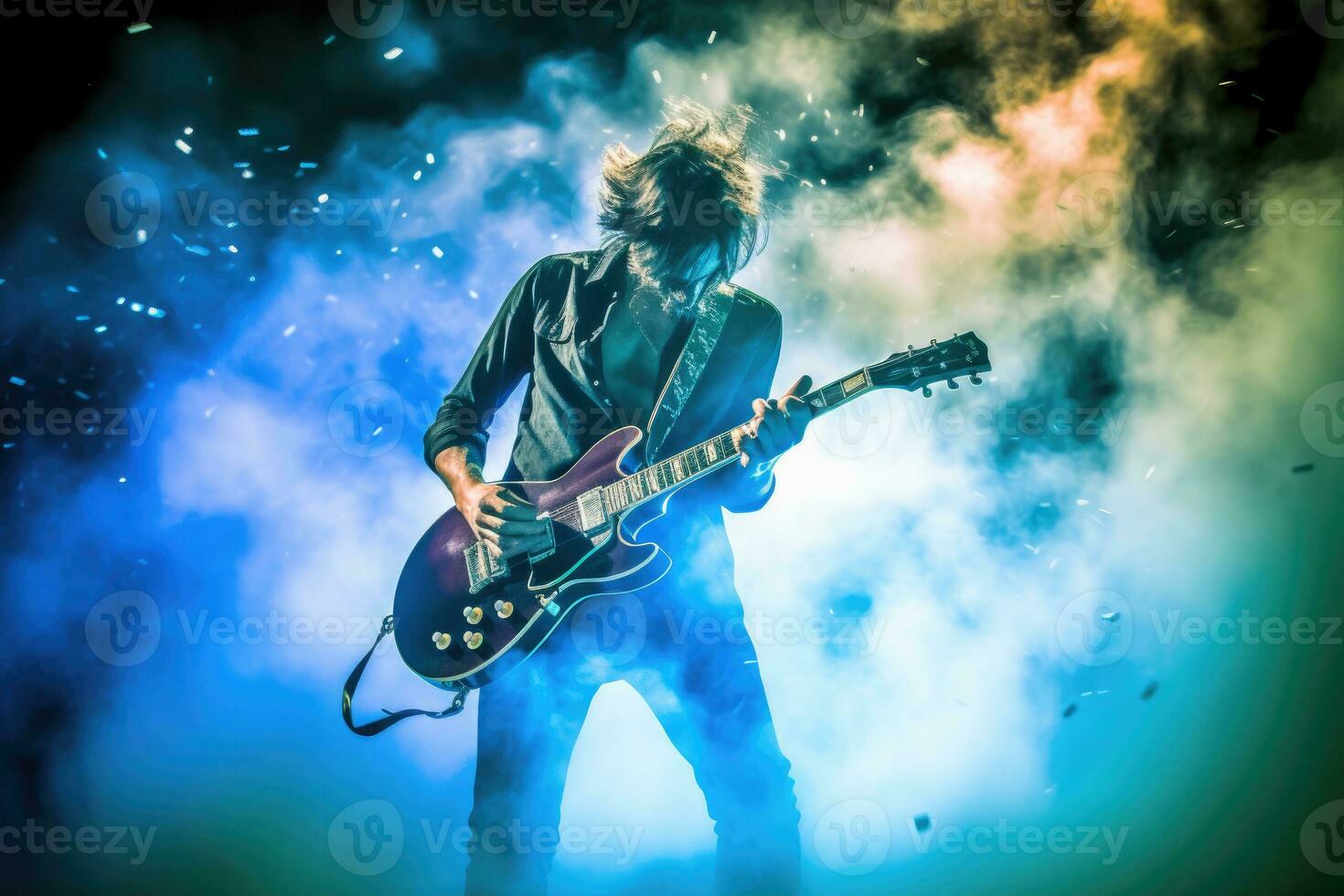 Gitarrist Zerkleinern ein elektrisierend Solo, umgeben durch ein Wolke von Rauch und beschwingt Bühne Beleuchtung. generativ ai foto