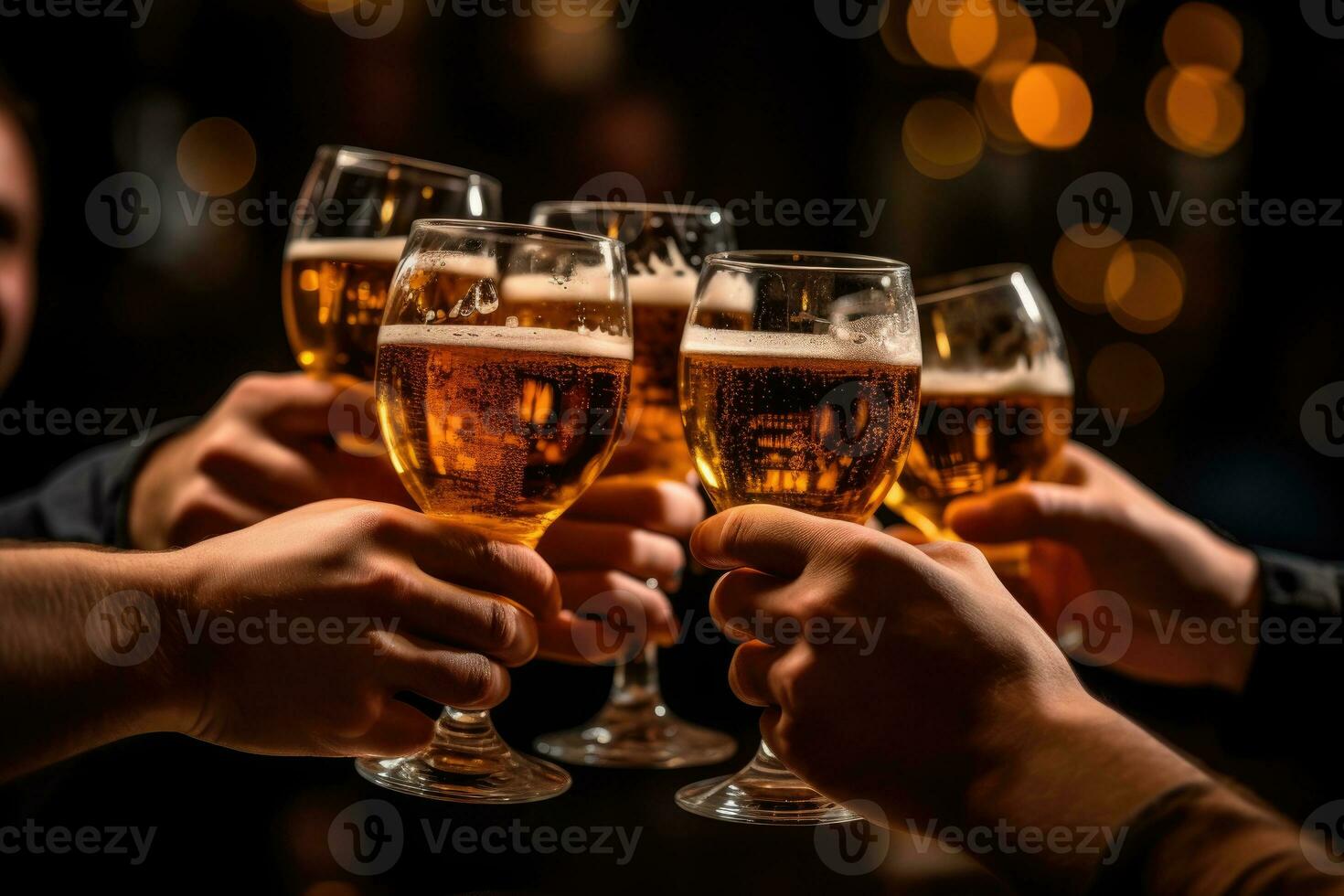 ein Gruppe von freunde Toasten ihr Biere im ein schließen - - oben Schuss, mit ihr Hände halten das Brille im Feier. generativ ai foto