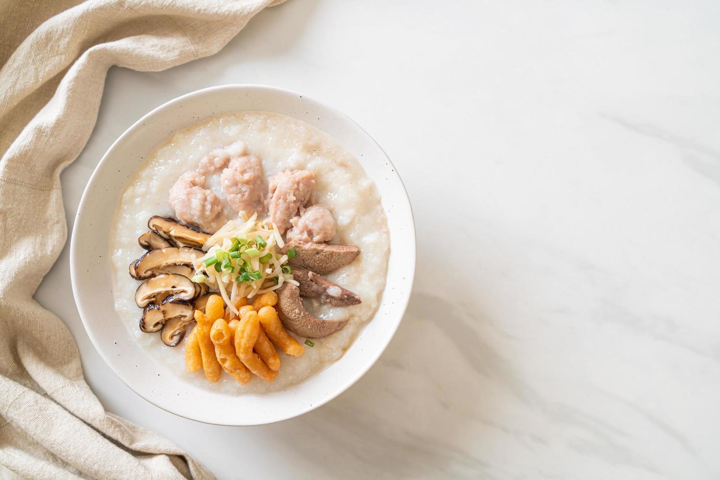 Congee oder Porridge mit Schweinefleisch foto