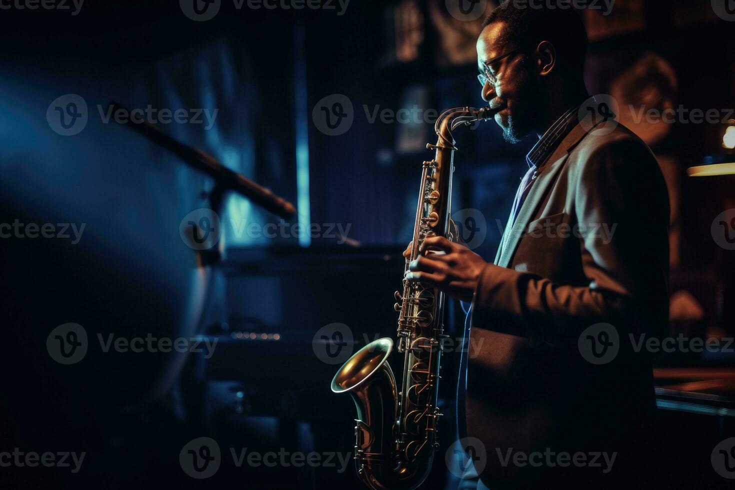 ein schließen - - oben Schuss von ein jung Mann leidenschaftlich spielen ein Saxophon, im ein schwach zündete Jazz Verein. generativ ai foto