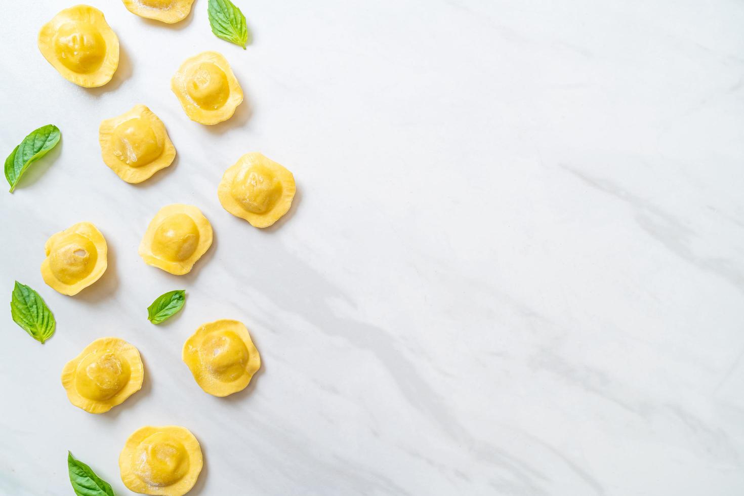 traditionelle italienische Ravioli-Nudeln foto