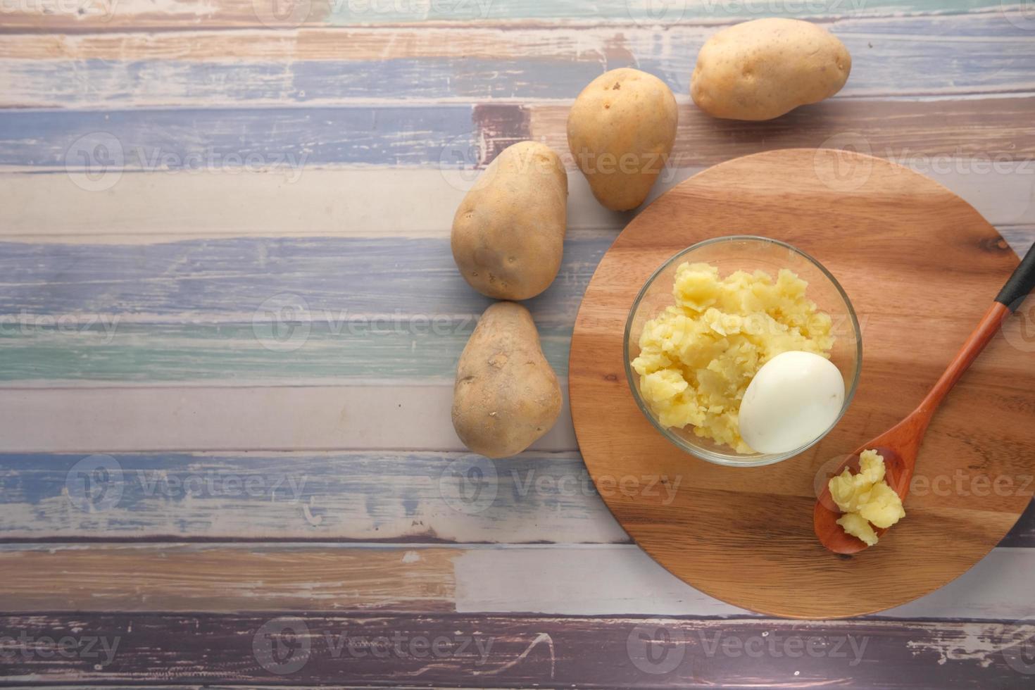 Draufsicht auf Scheibe roher Kartoffel und Ei in einer Schüssel foto