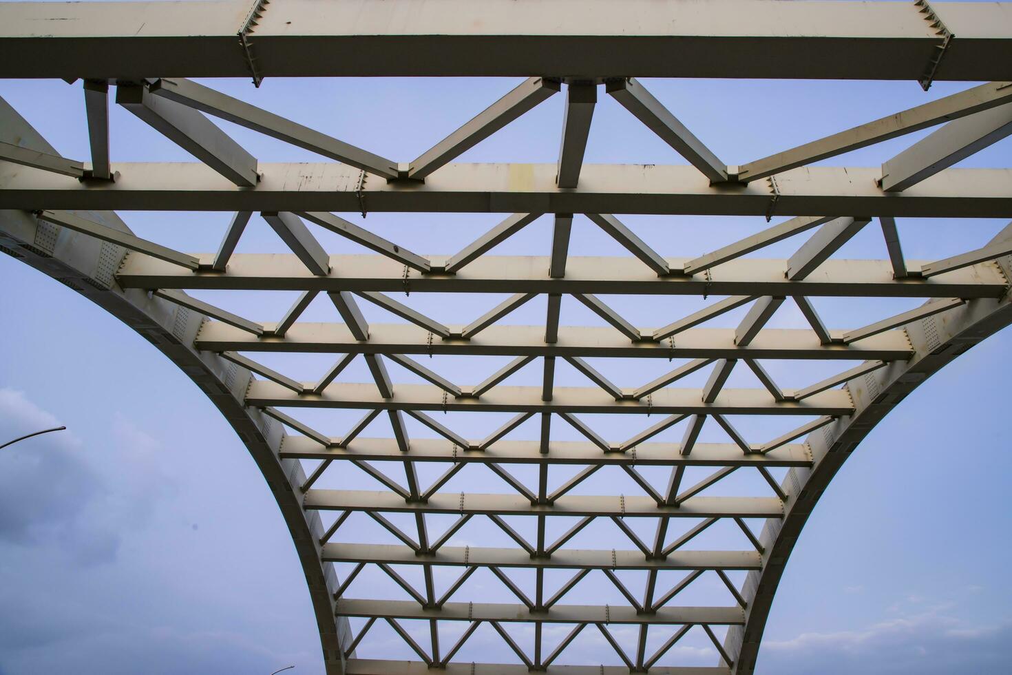 das Metall Struktur Design von das Brücke Oberer, höher unter das Blau Himmel im Bangladesch foto