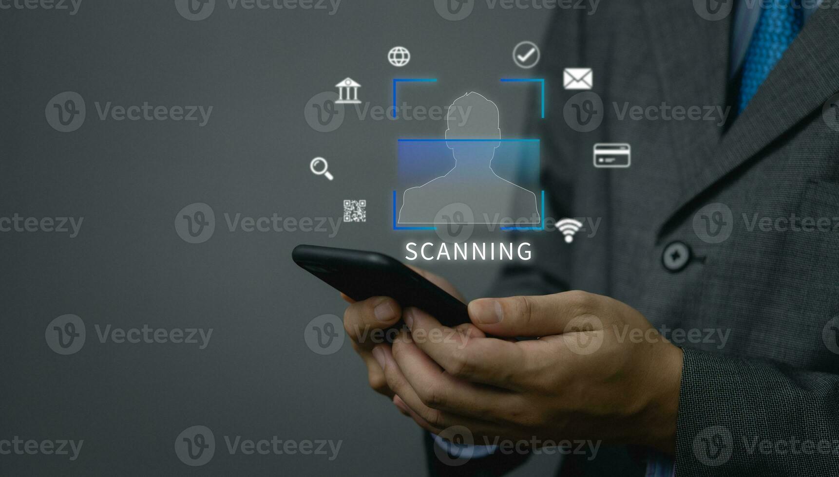 Geschäftsmann halten Handy, Mobiltelefon Telefon Symbol, Scan Gesicht und Identität Verifizierung.Zahlung und Diebstahlschutz und online Sicherheit Schutz, Finanzen und arbeiten, Technologie Geschäft Konzept. foto