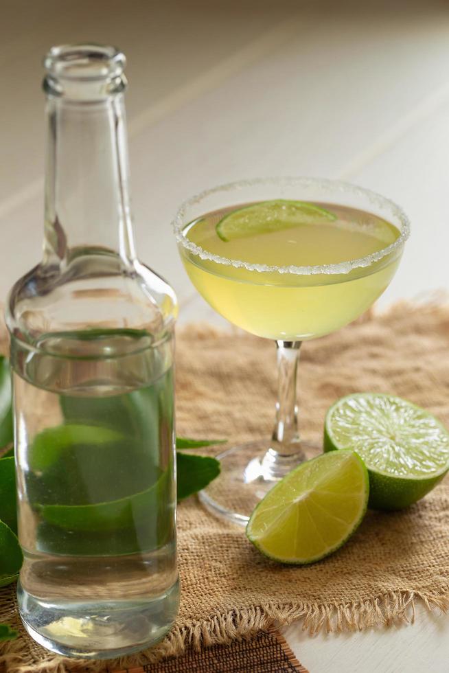 Glas Wodka und Zitrone leicht auspressen und am Glasrand salzen foto