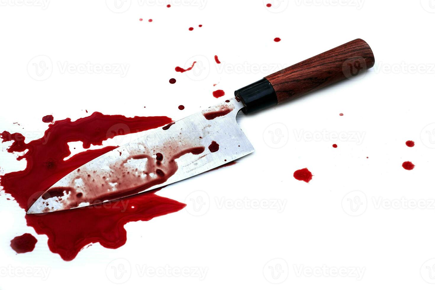 Küchenmesser blutig auf weißem Hintergrund foto