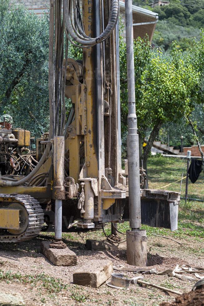 Brunnenbohrer während eines Jobs foto