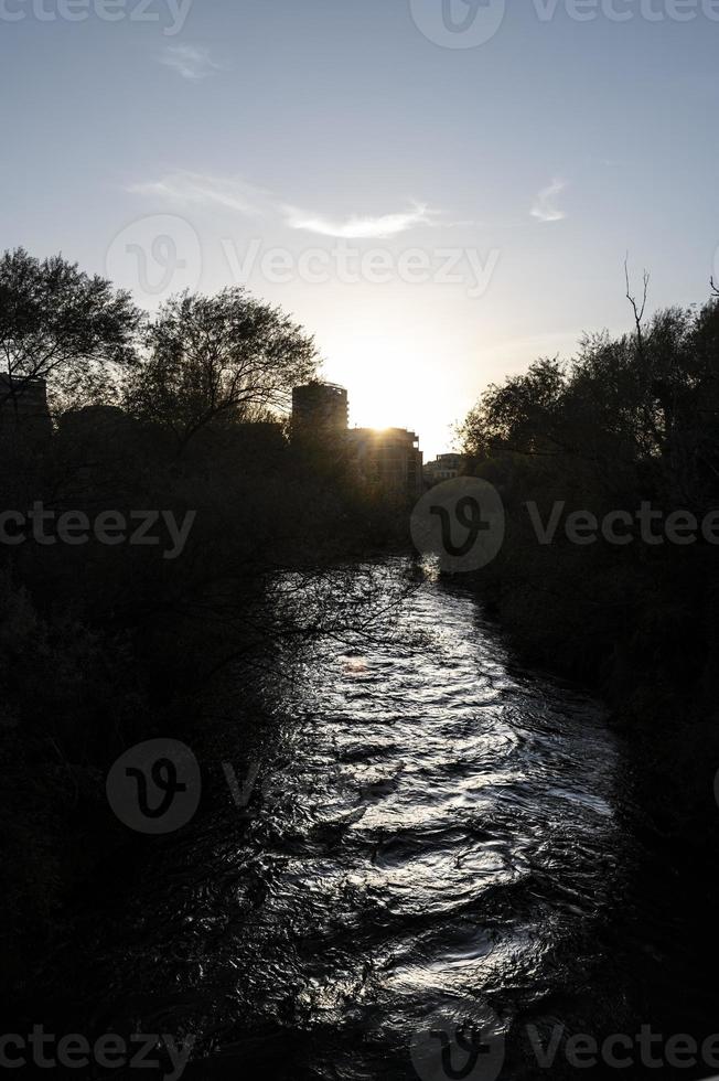 schwarzer Fluss von Terni, der durch die Stadt fließt foto