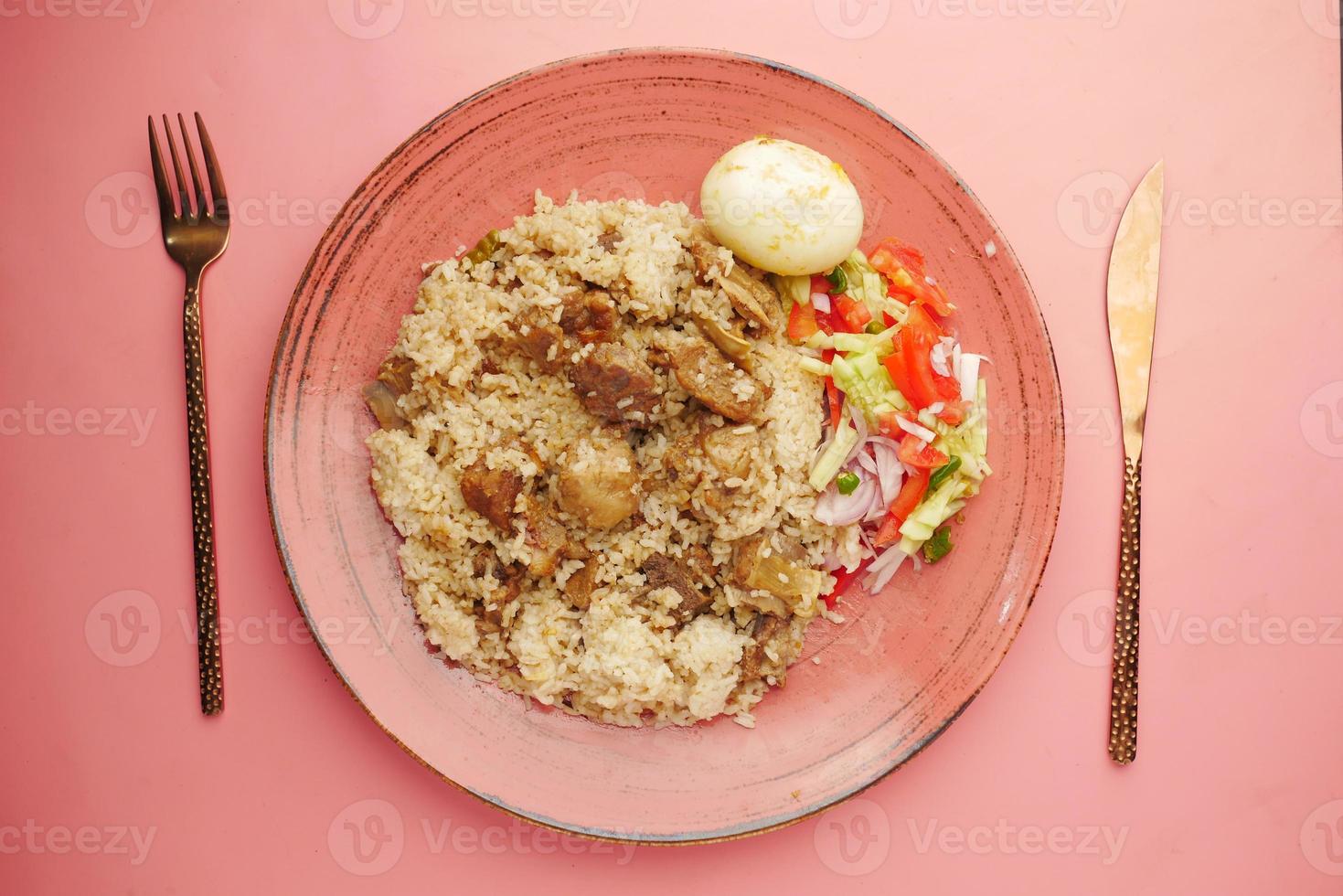 Hühnchen-Biryani-Mahlzeit in einer Schüssel auf dem Tisch foto