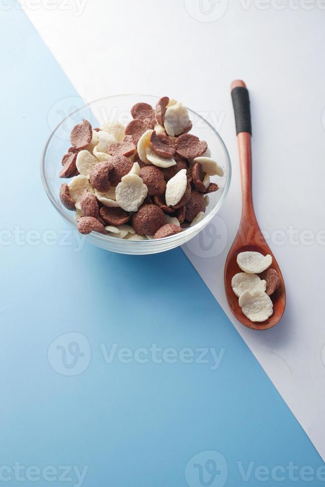 Draufsicht auf Schokoladen-Cornflakes in einer Schüssel auf farbigem Hintergrund foto