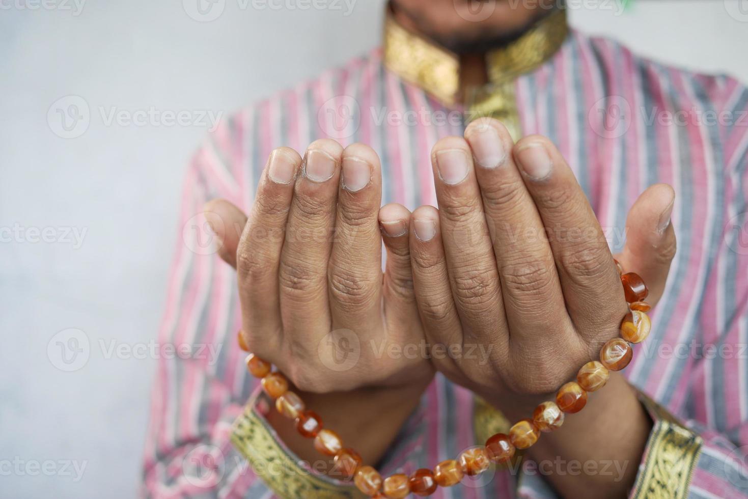 muslimischer Mann hält während des Ramadan die Hand in betenden Gesten, Nahaufnahme foto