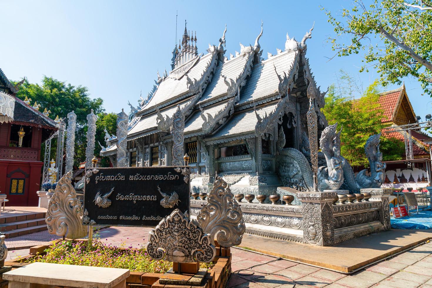 der silberne tempel oder wat sri suphan in der stadt chiang mai im norden von thailand foto