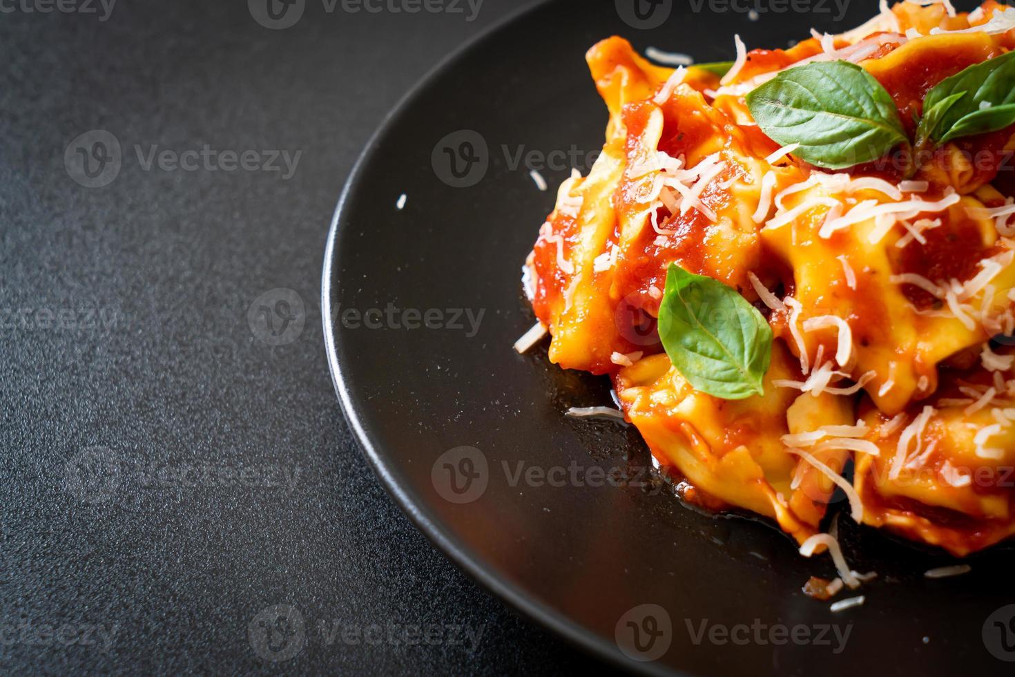 italienische Tortellini-Nudeln mit Tomatensauce foto
