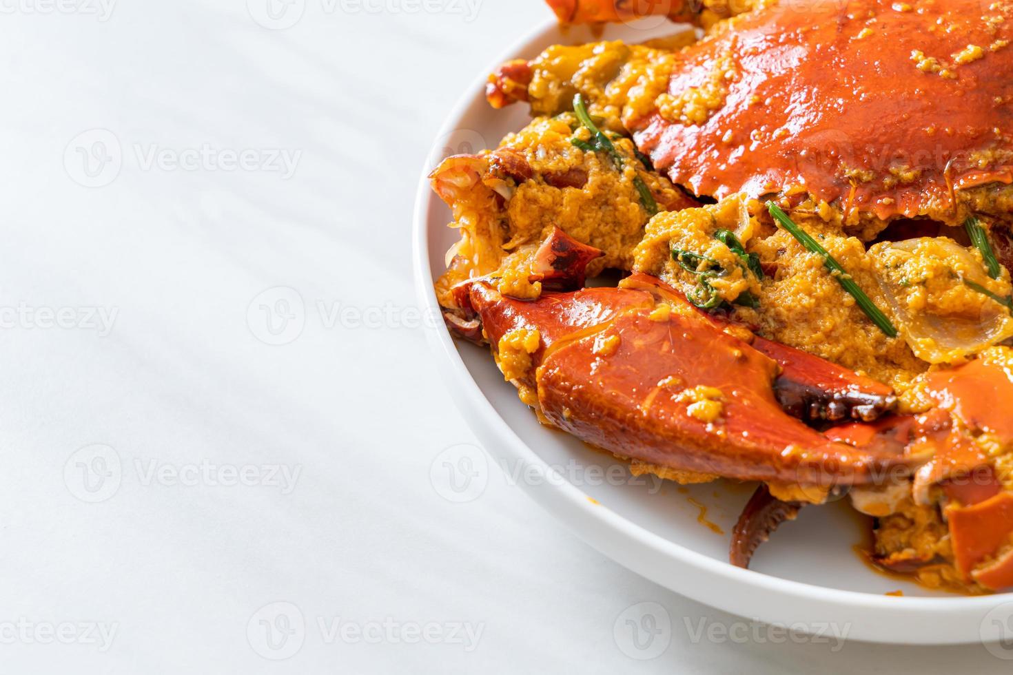 gebratene Krabben mit Currypulver verrühren foto