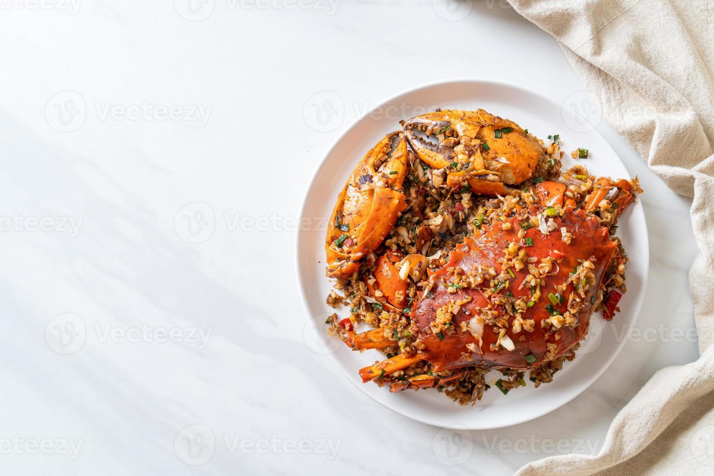 gebratene Krabben mit scharfem Salz und Pfeffer verrühren stir foto