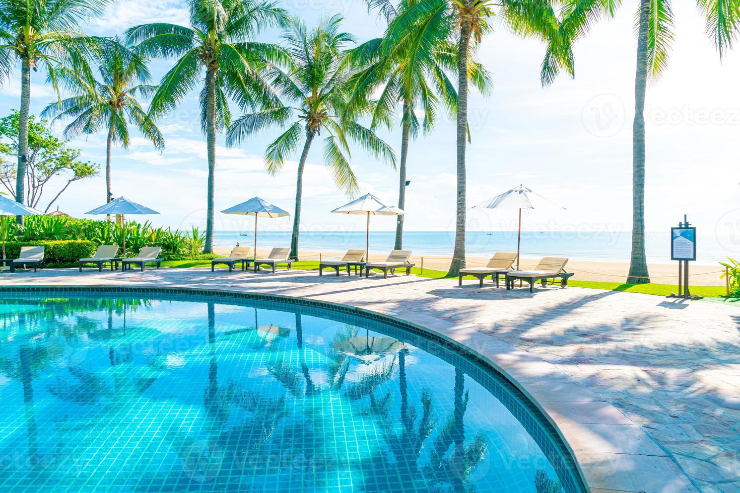 schöner Sonnenschirm und Stuhl um den Pool im Hotel und Resort? foto