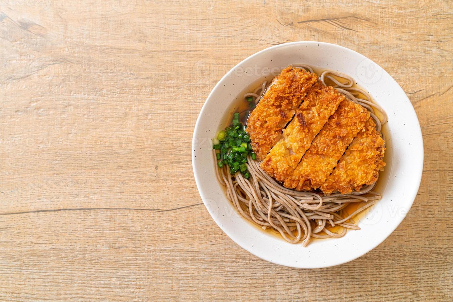 Soba-Ramen-Nudeln mit japanischem gebratenem Schweineschnitzel foto