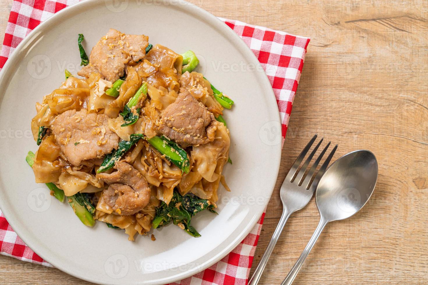 gebratene Reisnudeln mit schwarzer Sojasauce und Schweinefleisch und Grünkohl foto