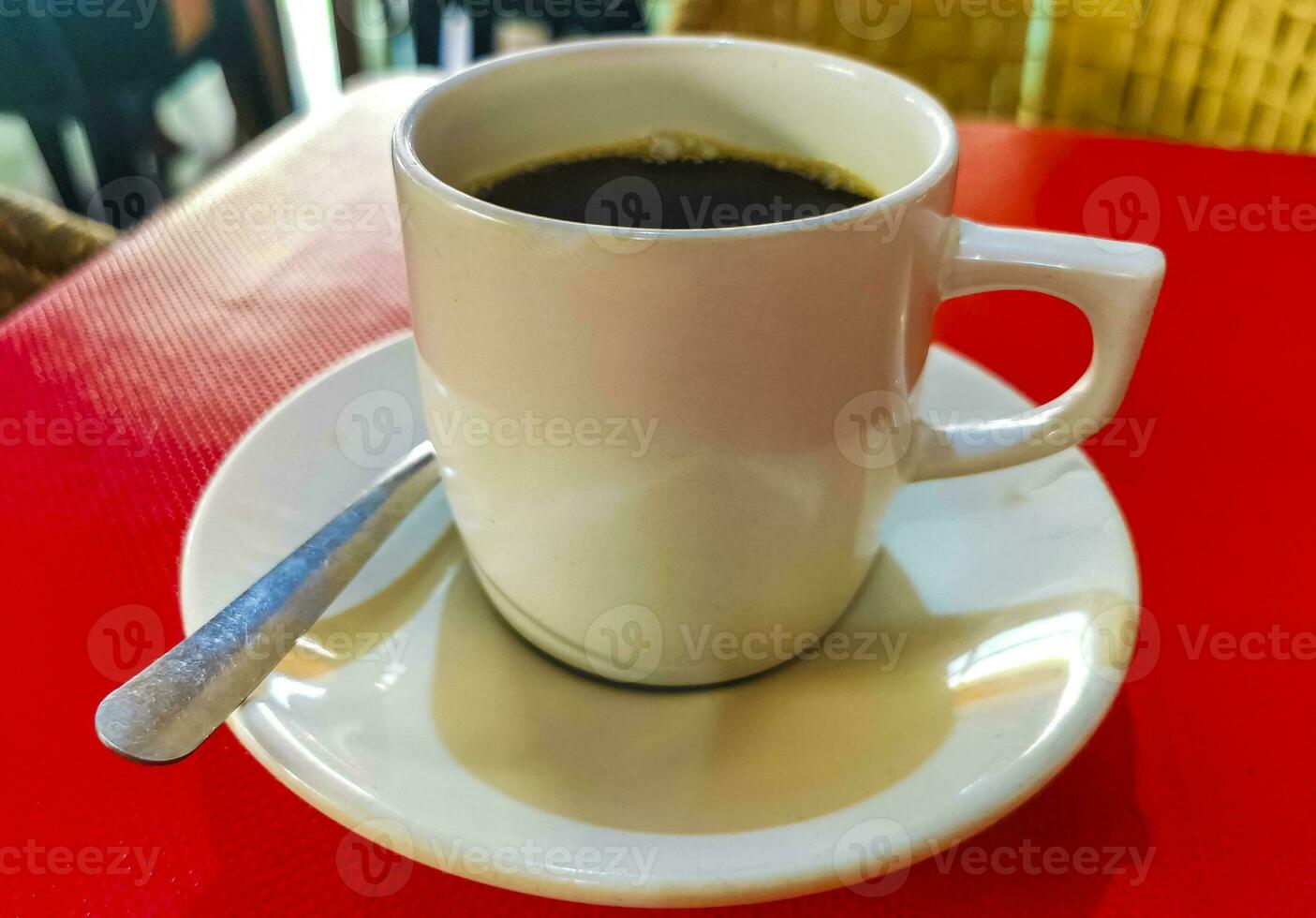 Tasse von Americano schwarz Kaffee rot Hintergrund Mexiko. foto